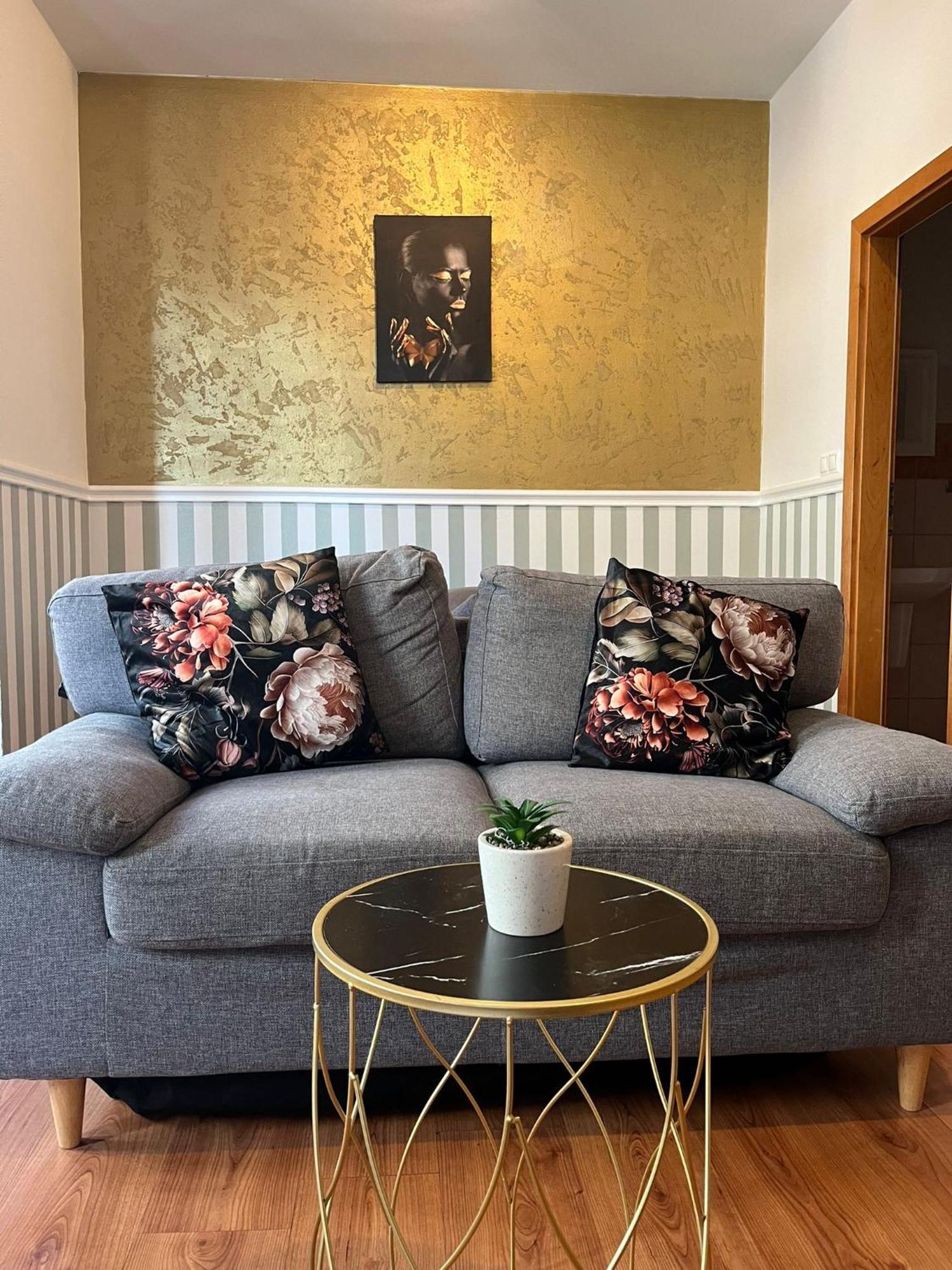 De Luxe 4 May Plaza Bratislava Eksteriør billede
